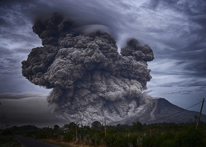 Καπνός από έκρηξη ηφαιστείου